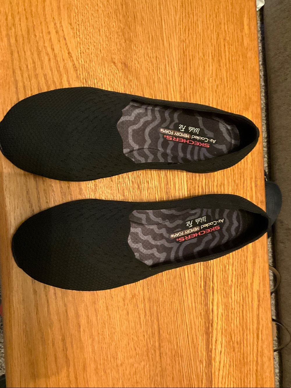 NWOT Women’s Size 9.5 Wide Skechers Slips Ons, Super Cute!
